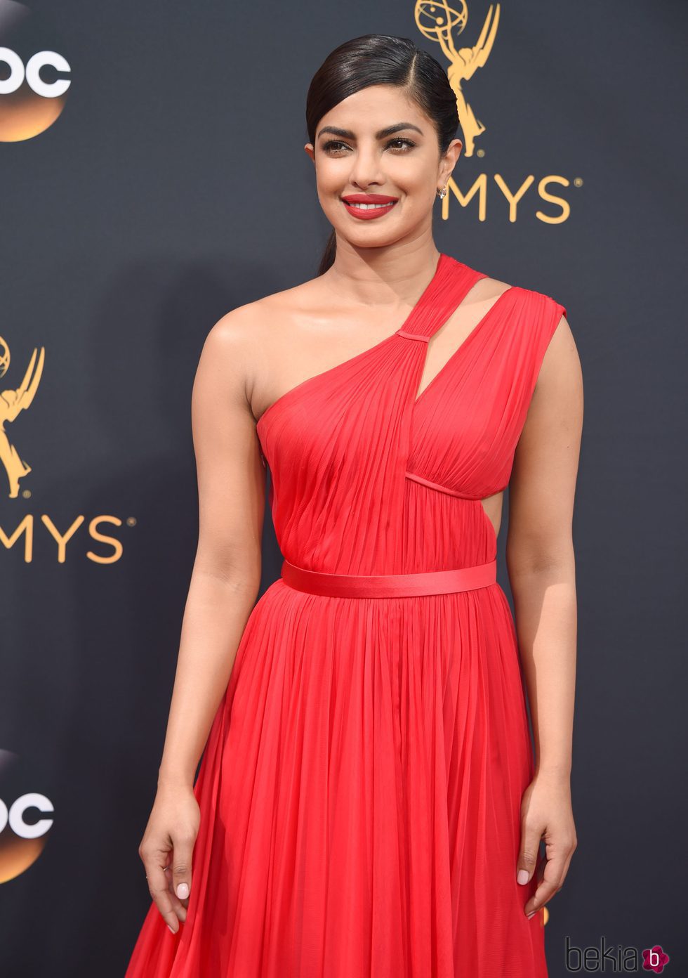 Priyanka Chopra con un labial rojo mate