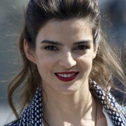 Clara Lago con una coleta ondulada y tupé en la 63 edición del Festival de San Sebastián