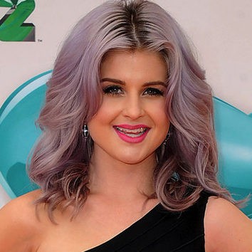 Kelly Osbourne sigue siendo rosa ceniza