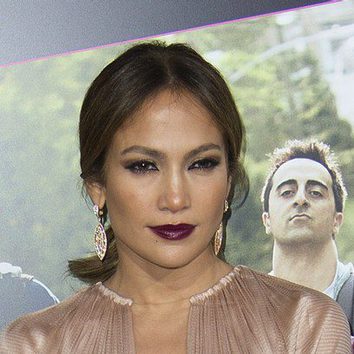 Jennifer Lopez da color a sus labios