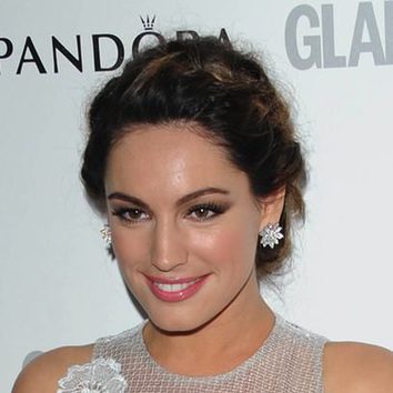 Kelly Brook con recogido helénico