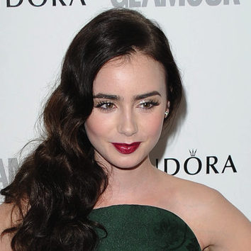 Lily Collins apuesta por las cejas tupidas