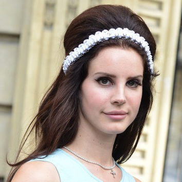 Lana del Rey deja a un lado las coronas de flores