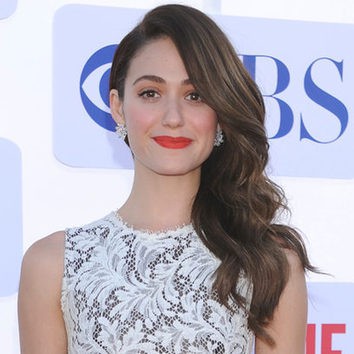 Emmy Rossum apuesta por un look retro