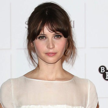 Felicity Jones apuesta por un maquillaje empolvado