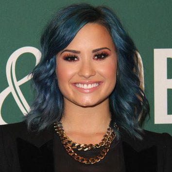 Demi Lovato con el pelo azul