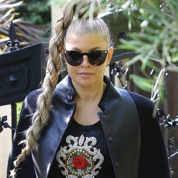 Fergie recoge su melena con una trenza lateral