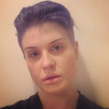 Kelly Osbourne se rapa los laterales de la cabeza