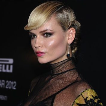 Natasha Poly con un original recogido