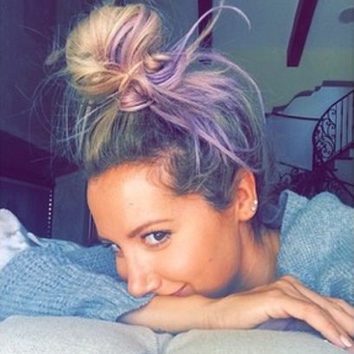 Ashley Tisdale se pasa a la melena multicolor