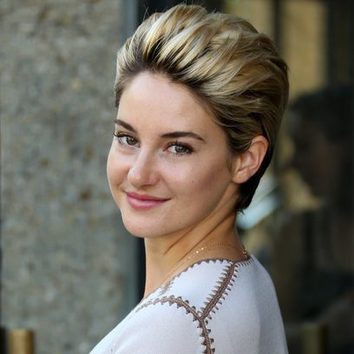 Shailene Woodley se pasa al tupé en rubio platino