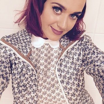 Katy Perry, del moreno al morado