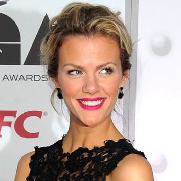 Brooklyn Decker con recogido y labios fucsia