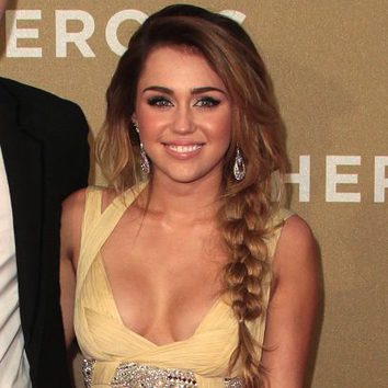 Miley Cyrus con larga trenza lateral