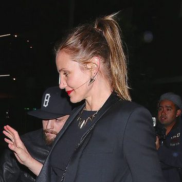 Cameron Diaz se hace un piercing