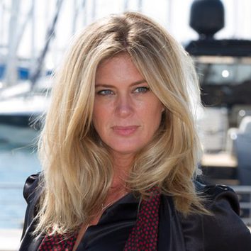 Rachel Hunter le da volumen a su melena