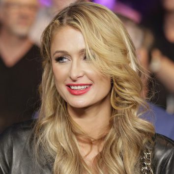 Paris Hilton resalta sus labios de rojo