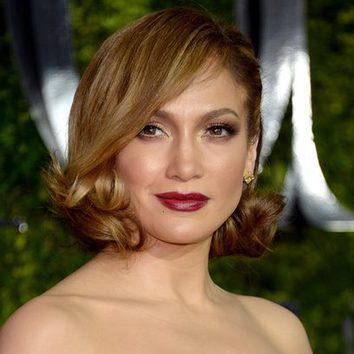 Jennifer Lopez, con bucles y aires retro