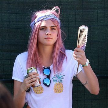 Cara Delevingne se pasa al rosa