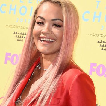 Rita Ora se suma a la tonalidad rosada