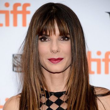 Sandra Bullock se tapa la cara con el flequillo