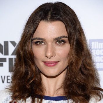 Rachel Weisz y su melena midi despeinada