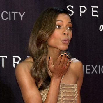 Naomie Harris lo apuesta todo al colorete