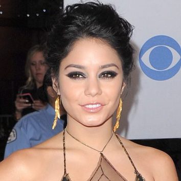 Vanessa Hudgens con ojos smokey eyes