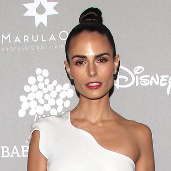 Jordana Brewster estira su piel gracias a su recogido