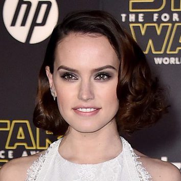 Daisy Ridley deslumbra con su peinado vintage