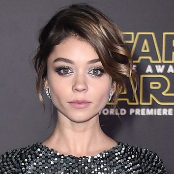 Sarah Hyland opta por unos oscuros ojos