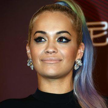 Rita Ora luce una coleta de colores