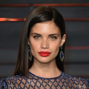 Sara Sampaio apuesta por el rojo para los Oscar 2016