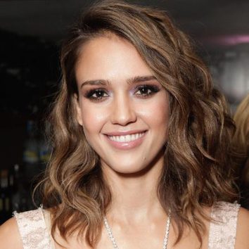 Jessica Alba ladea su melena ondulada