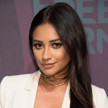 Shay Mitchell saca partido a su moreno