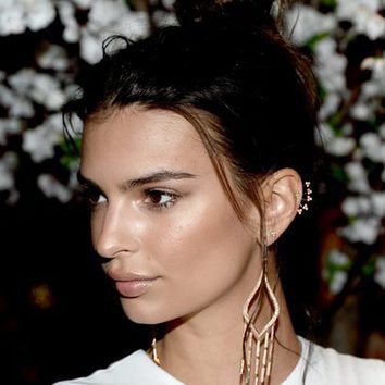 Emily Ratajkowski, hasta las orejas