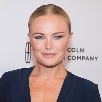 Malin Akerman, estirada y con hachazo en la cabeza