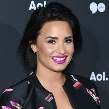 Demi Lovato apuesta por los labios fucsia