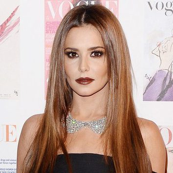 Cheryl Cole tiñe sus labios de chocolate