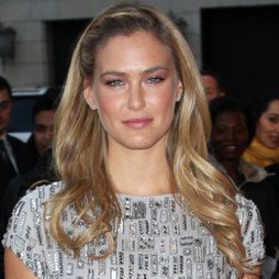 Bar Refaeli y su trenza lateral de raíz