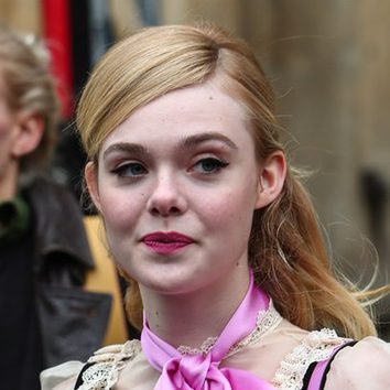 Elle Fanning con el pelo aplastado