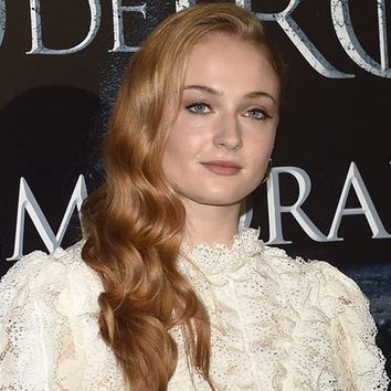 Sophie Turner entre ondas doradas