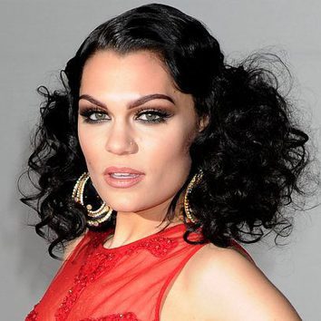 Jessie J sabe lucir pestañas postizas