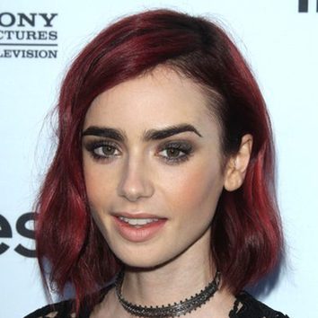 Lily Collins sorprende de pelirroja