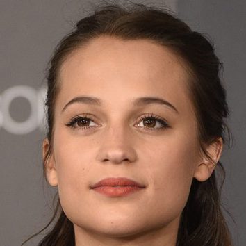 Alicia Vikander con un toque de color