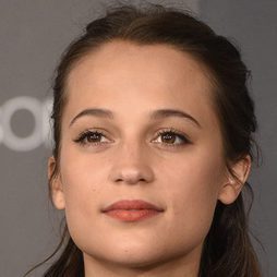 Alicia Vikander con un toque de color