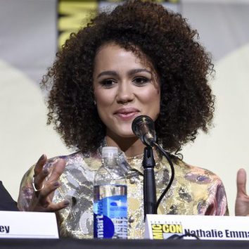 Nathalie Emmanuel marcando pómulo en la Comic-Con