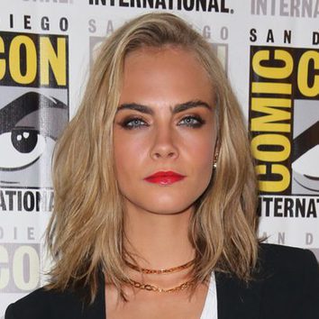 Cara Delevingne con mirada felina en San Diego