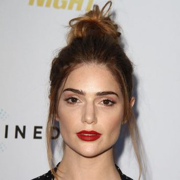 Janet Montgomery con moño y labios rojos en LA