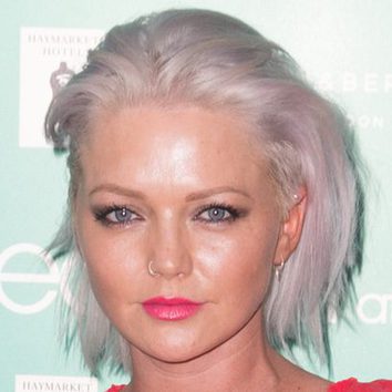 Hannah Spearritt con el pelo lila en Londres